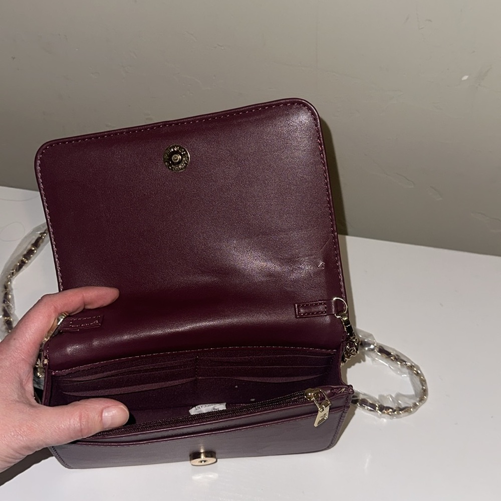 Badgley Mischka Pleated Crossbody Bag‎ In Plum Gold Chain NWT MSRP $89 Vegan - Picture 2 of 2